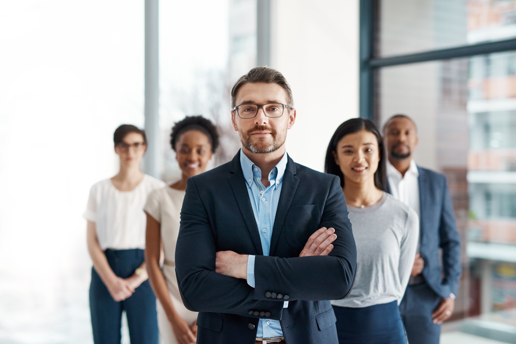 Führungsteam eines mittelständischen Unternehmens im Büro